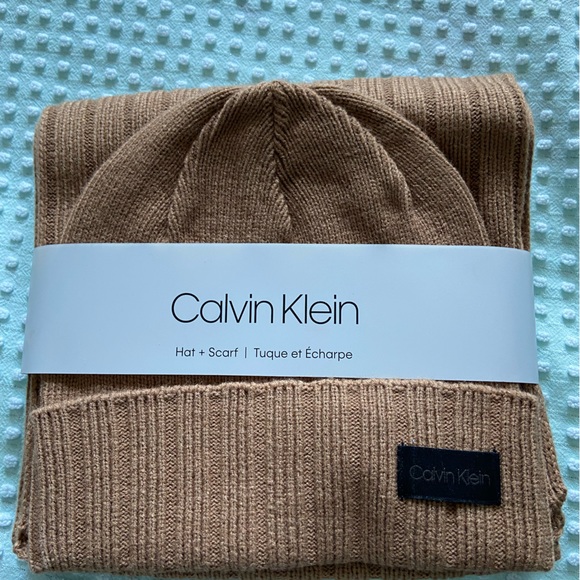 Calvin Klein hat/scarf - Picture 2 of 4